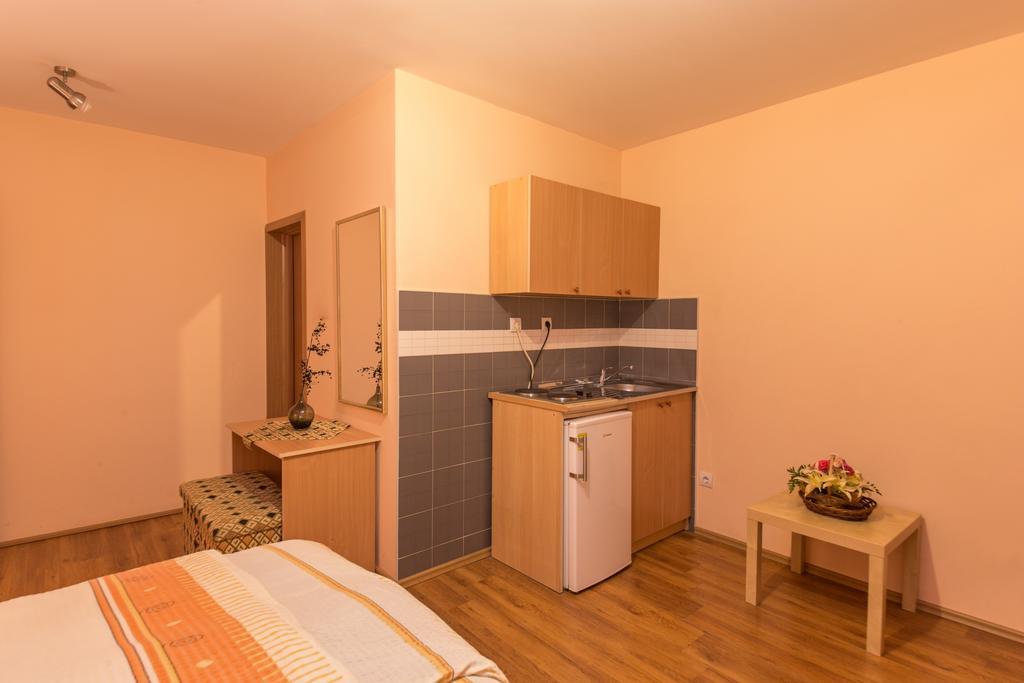 Apartments Bokan Цетине Стая снимка