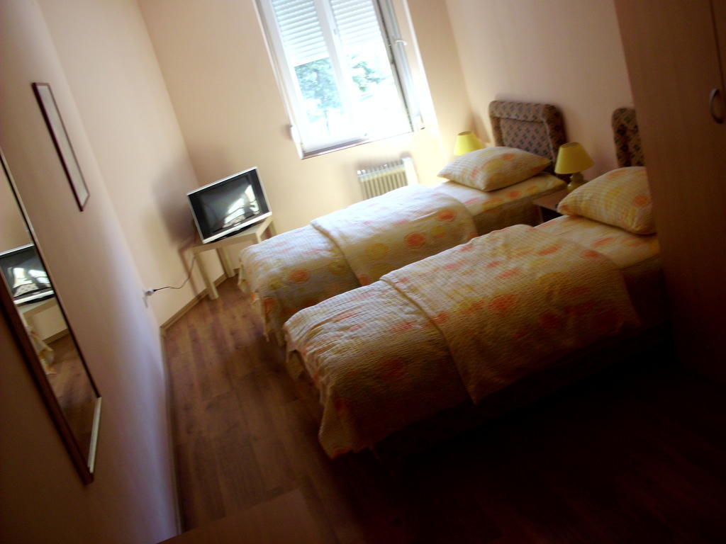 Apartments Bokan Цетине Стая снимка